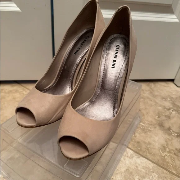 Gianni Bini Leather, Peep Toe Heels - Picture 2 of 6